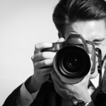 FOTO shutterstock_152624879-Young-man-using-a-professional-camera