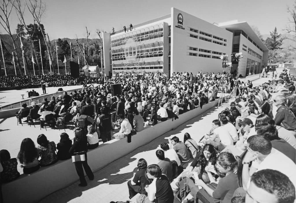 Coro-de-1.000-voces-Paraninfo-Campus-Casona-2003-2-scaled