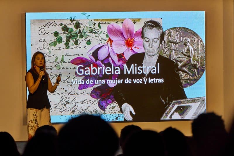 Inauguracion-de-exposicion-Gabriela-Mistral-hija-de-un-pueblo-nuevo-Campus-Casona-Las-Condes-20-800×533-1.jpg