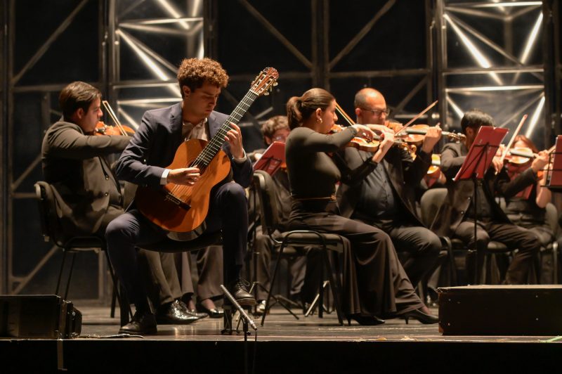 Concierto-La-guitarra-virtuosa-con-la-Camerata-UNAB-en-el-Teatro-Biobío-7571-800×532